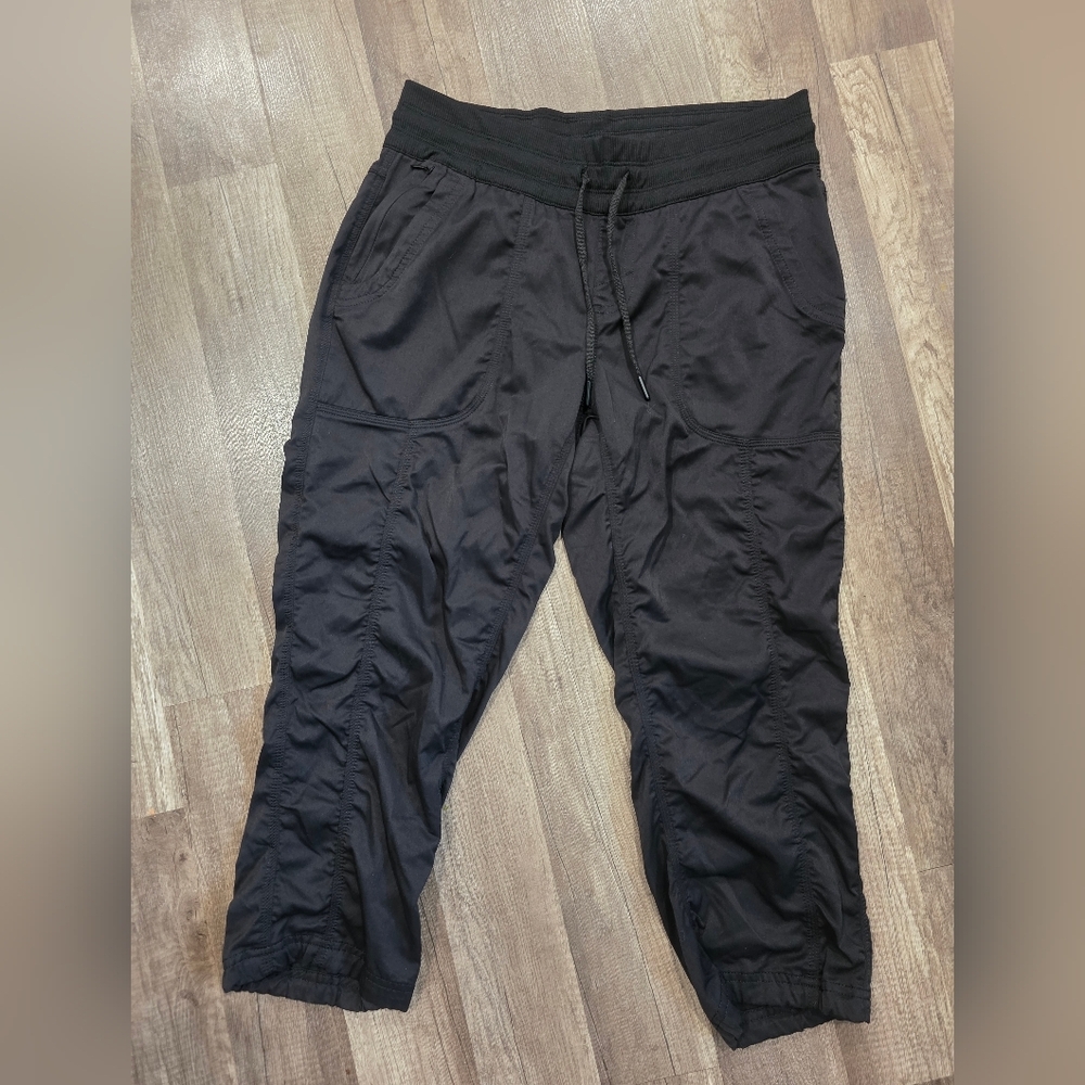 THE NORTH FACE black Cropped Pants Hike Joggers Alo Yoga - Picture 9 of 10